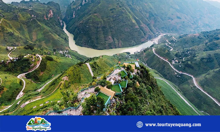 Tour Hà Giang - Cột cờ lũng cú - Cao Nguyên đá Đồng Văn 3 ngày 2 đêm